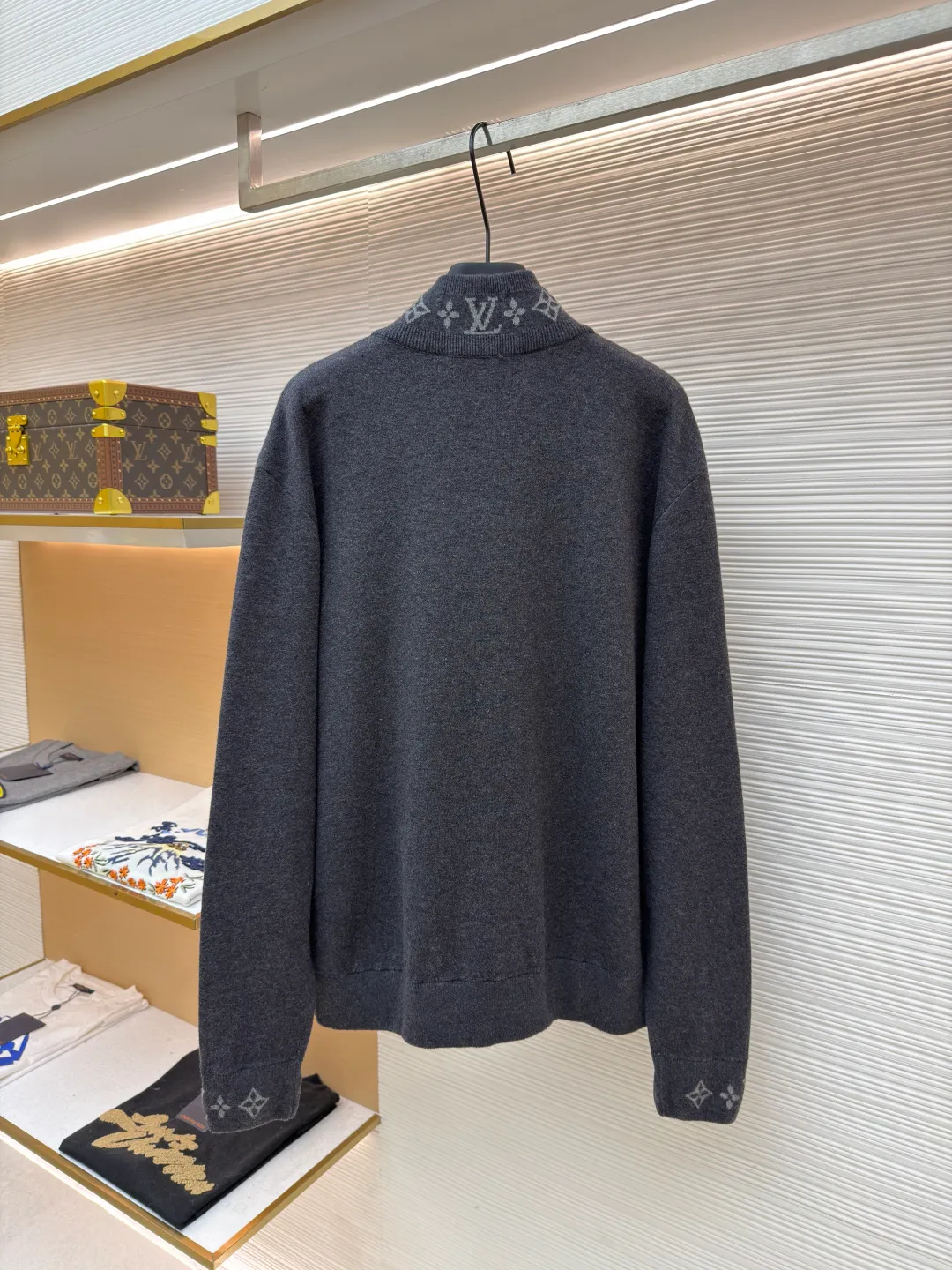 LOUIS VUITTON Wool knitted printed stand collar long sleeves ●Original version: purchased and developed by 16288 ●Item number: 1681616-C05 ●Fabric: wool blended fabric ●Technology: knitted ●Color: gray ●Version: fitted version ●Weight: about 665 grams ●Size: S-M-L-XL ●Description: Made of selected wool blended fabric, it feels soft and delicate and has good warmth retention. After special washing process, it presents a unique aged texture and soft color. The three-dimensional tailoring fits the body shape, and the stand-up collar design with smooth zipper closure makes it neat and stylish to wear. The collar and cuffs are decorated with the brand's iconic Monogram jacquard pattern, with exquisite details that highlight the brand's identity. The body of the garment adopts flat-turn open-stitching technology, the stitches are even and flat, and the lines are clear and smooth. The pockets on both sides are designed to be practical and beautiful, and the edges are reinforced to ensure durability. The ribbed design on the hem and cuffs is both windproof and warm and can modify your figure. The entire jacket embodies Louis Vuitton's ultimate pursuit of quality and craftsmanship from fabric selection, tailoring to detail processing. It not only retains the elegant style of classic items, but also incorporates modern design language, making it suitable for various occasions and showing a low-key and luxurious fashion attitude. The overall wiring is straight and delicate, the fabric is comfortable and soft, and the color is consistent without color difference. It can be matched with the same style to create a fashionable look and control various occasions. Customized accessories, complete with three standards, same style for men and women!